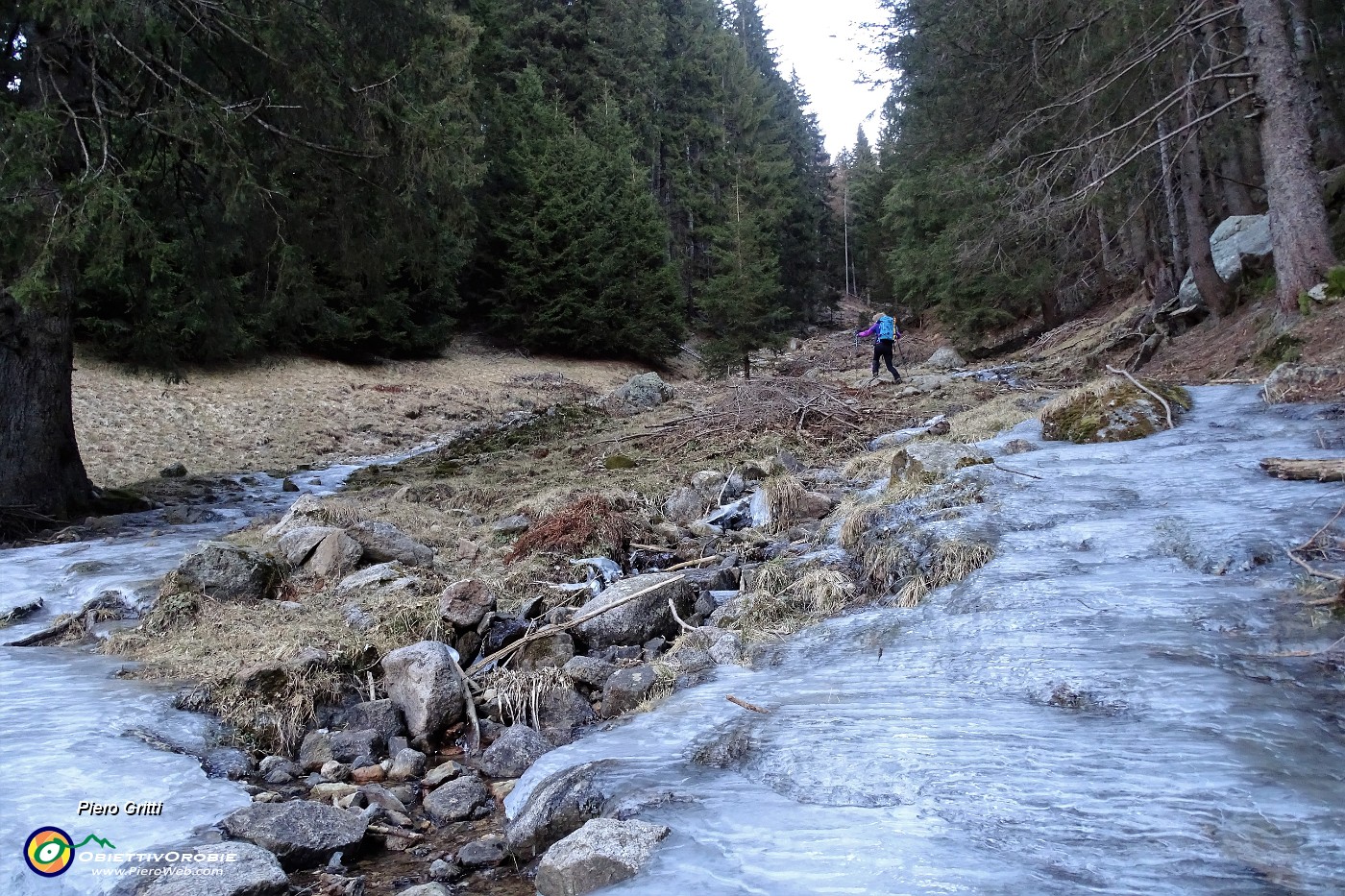 15 Salendo valloncello con ruscello ghiacciato.JPG